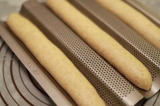 放入学厨的法棍模具