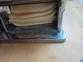 面片逐渐变薄，最后分割切成小块。