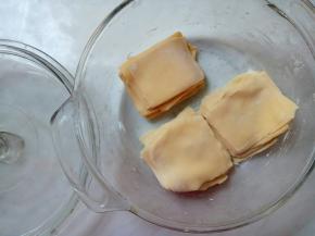 擀好的馄饨皮放置一边备用。