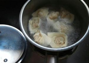 热水下锅煮馄饨。