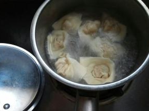 热水下锅煮馄饨。