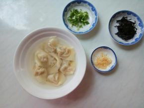 捞出馄饨，准备香葱、虾皮、紫菜，放入汤里，再加入汤汁料拌匀。