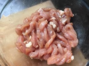 肉切丝，加酱油料酒淀粉芝麻油颜值十几分钟
