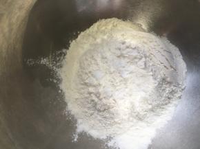 准备好面粉加2g盐巴