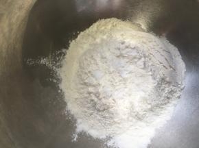 准备好面粉加2g盐巴