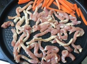 肉丝胡萝卜直接电饼档炒熟