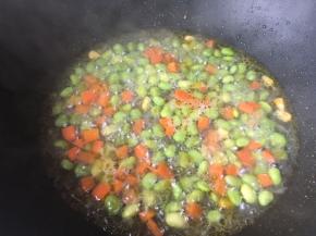 加入适量水焖煮，让毛豆软一些