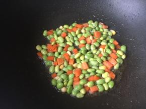 下毛豆和胡萝卜翻炒