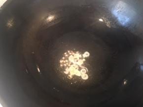 热锅热油爆香姜末葱花