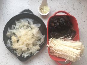 将木耳择成小朵，金针菇洗净切掉末端。姜切末，葱切成葱花