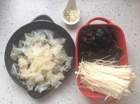 将木耳择成小朵，金针菇洗净切掉末端。姜切末，葱切成葱花