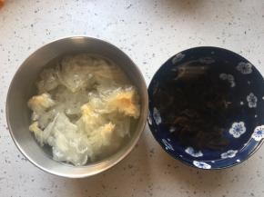 提前三小时泡发黑木耳和银耳