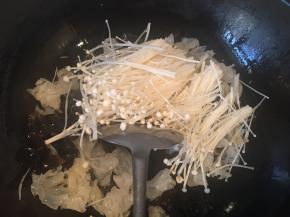 倒入金针菇翻炒均匀