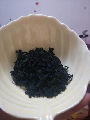 海苔先洗一下。看下海苔的样子哦，和海带是不一样的。