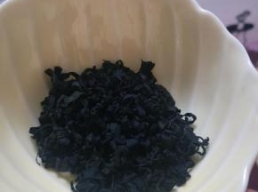 海苔先洗一下。看下海苔的样子哦，和海带是不一样的。