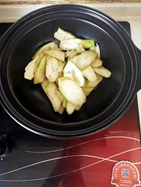 砂锅烧热放入少许的油，油温升起放入丝瓜和葱翻炒