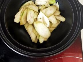 砂锅烧热放入少许的油，油温升起放入丝瓜和葱翻炒