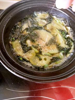 煮几分钟尝味加入少许盐，鸡粉即可关火