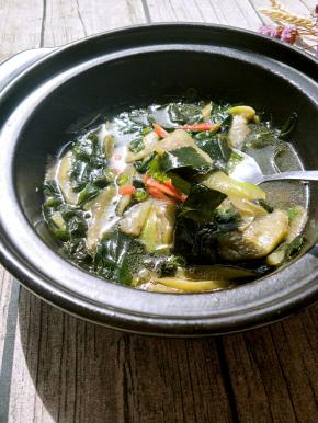 汤鲜味，美丝瓜软烂汤就煮好了，海苔每一片舒展开来，味道很鲜美。放点葱花，不喜欢的可不放。