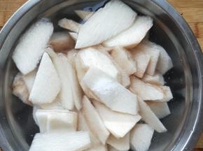 切块用凉水泡十分钟