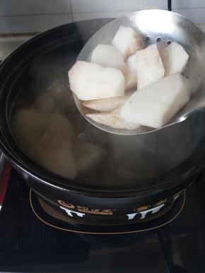 排骨汤加热，放入红萝卜和山药