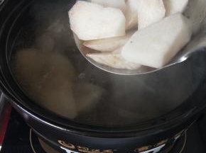 排骨汤加热，放入红萝卜和山药