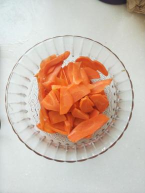 红萝卜清干净切块