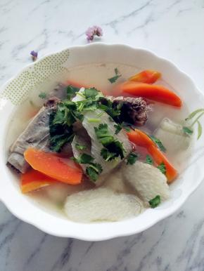 炖煮10分钟红萝卜软烂尝味即可，撒一点香菜调味。