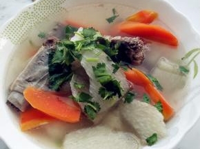 炖煮10分钟红萝卜软烂尝味即可，撒一点香菜调味。