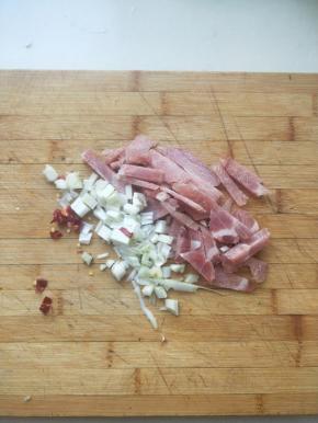 将猪瘦肉洗净，切丝；葱，干辣皮切碎