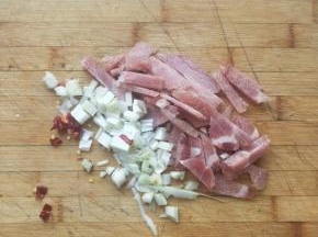 将猪瘦肉洗净，切丝；葱，干辣皮切碎