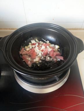 砂锅中倒油烧热，爆香葱丝，加入猪瘦肉丝，用中火炒至肉丝散开变白