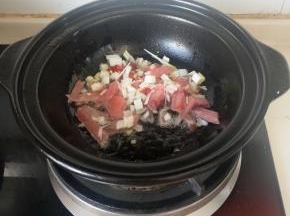 砂锅中倒油烧热，爆香葱丝，加入猪瘦肉丝，用中火炒至肉丝散开变白