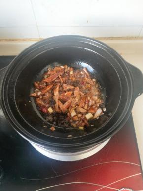 加入少许酱油继续翻炒