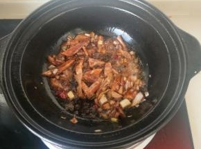 加入少许酱油继续翻炒