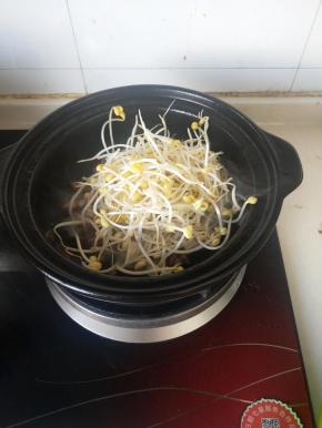 加入控干水分的黄豆芽翻炒