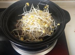 加入控干水分的黄豆芽翻炒