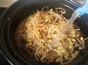 倒入适量开水