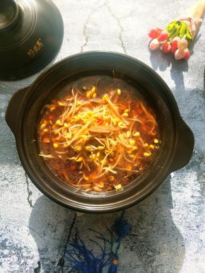 转小火煮2分钟。待黄豆芽梗呈透明状，淋少许香油即可。