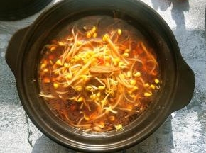 转小火煮2分钟。待黄豆芽梗呈透明状，淋少许香油即可。