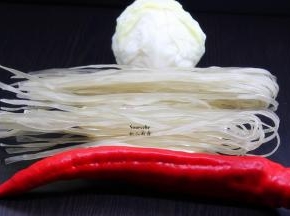 准备食材：红薯粉、红辣椒、包菜；PS：其他青菜也可以
