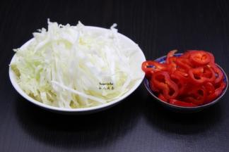 辣椒洗净去籽去蒂，切好，包菜，洗净切丝；