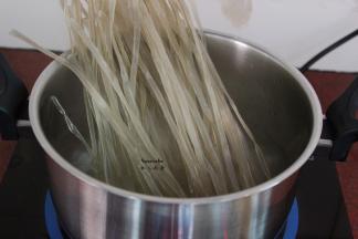 清水煮沸，放入红薯粉煮熟；