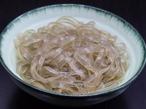 煮熟的红薯粉捞出，过冷水；PS：过冷水的红薯粉即可以防粘，炒出的红薯粉更Q弹