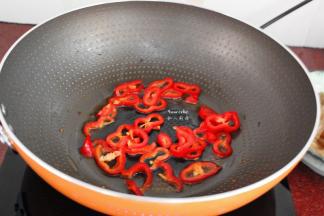 热锅，放油，爆炒红辣椒；