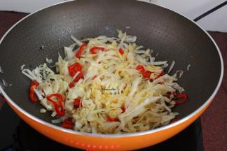 倒入包菜爆炒，继续爆炒八成熟；