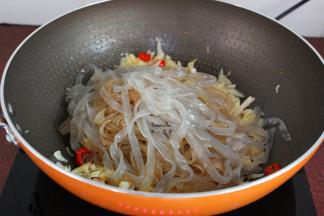 加入红薯粉、酱油翻炒；