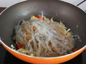 加入红薯粉、酱油翻炒；