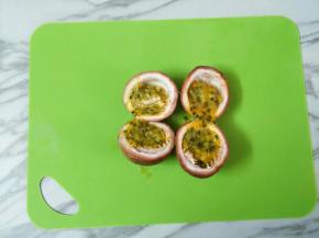 百香果对半切开，挖出果肉