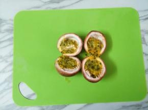 百香果对半切开，挖出果肉